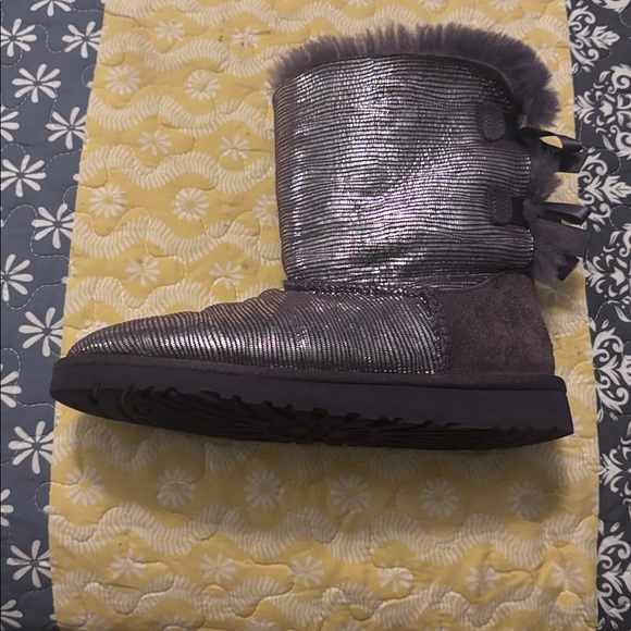 UGG Metallic Silver Bailey Bows - Picture 2 of 5